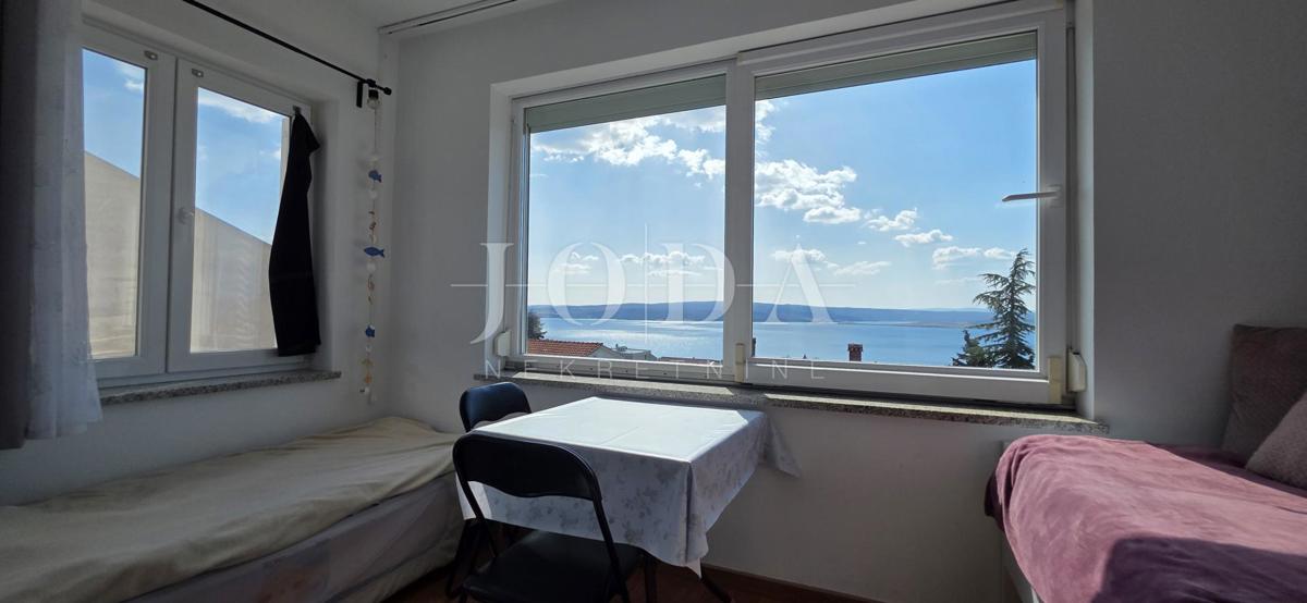 Appartamento Dramalj 39,40 m² | vista mare | parcheggio | giardino | completamente arredato | zona tranquilla