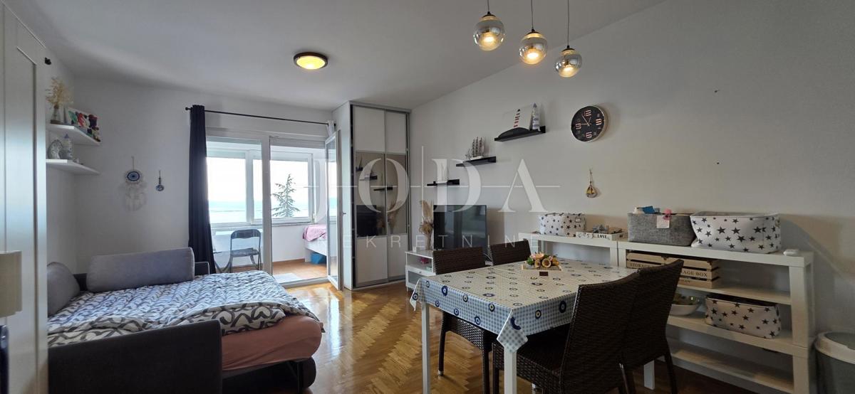 Appartamento Dramalj 39,40 m² | vista mare | parcheggio | giardino | completamente arredato | zona tranquilla