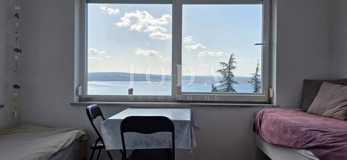 Appartamento Dramalj 39,40 m² | vista mare | parcheggio | giardino | completamente arredato | zona tranquilla