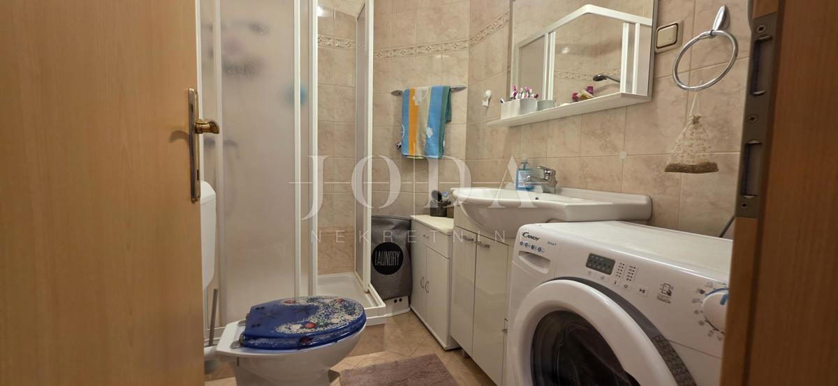 Appartamento Dramalj 39,40 m² | vista mare | parcheggio | giardino | completamente arredato | zona tranquilla