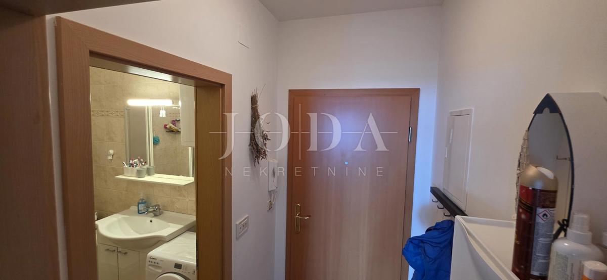 Appartamento Dramalj 39,40 m² | vista mare | parcheggio | giardino | completamente arredato | zona tranquilla