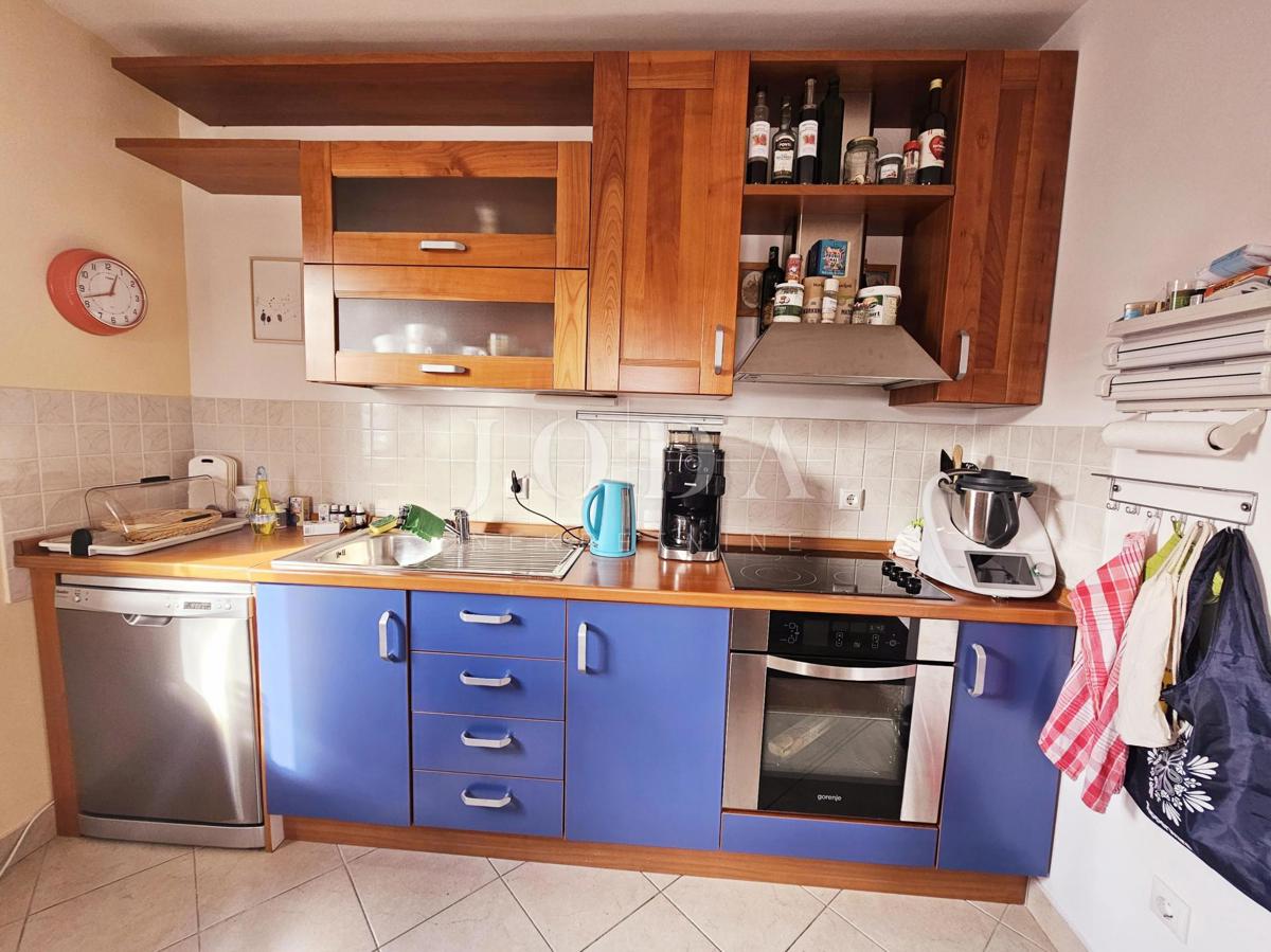 Malinska – appartamento con vista mare, posizione tranquilla