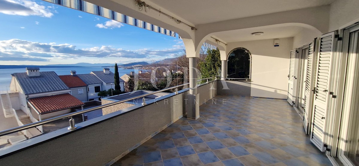 "Vista sul Mare dal Tuo Angolo di Paradiso: Casa Ristrutturata a Klenovica con Due Appartamenti ed un Elegante Giardino!"