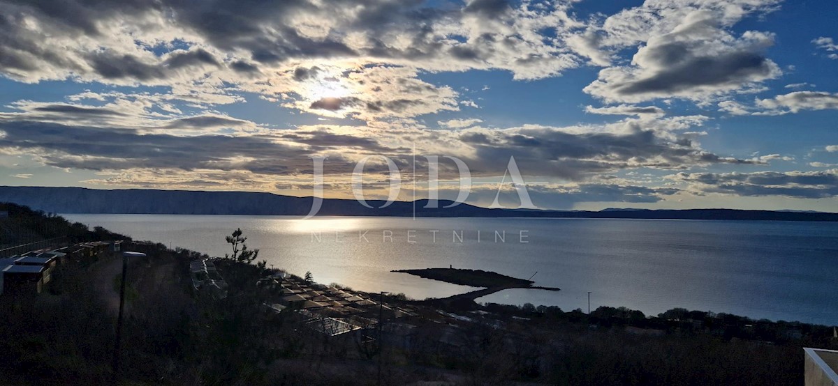 "Vista sul Mare dal Tuo Angolo di Paradiso: Casa Ristrutturata a Klenovica con Due Appartamenti ed un Elegante Giardino!"