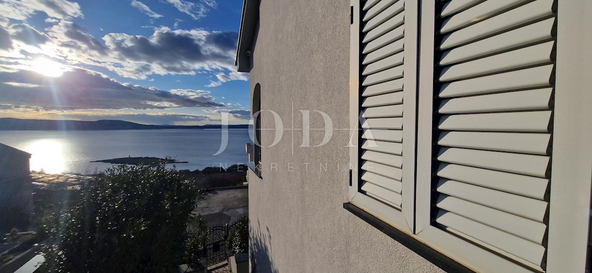 "Vista sul Mare dal Tuo Angolo di Paradiso: Casa Ristrutturata a Klenovica con Due Appartamenti ed un Elegante Giardino!"