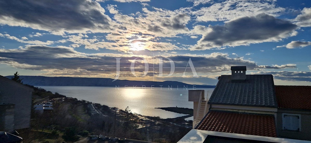 "Vista sul Mare dal Tuo Angolo di Paradiso: Casa Ristrutturata a Klenovica con Due Appartamenti ed un Elegante Giardino!"