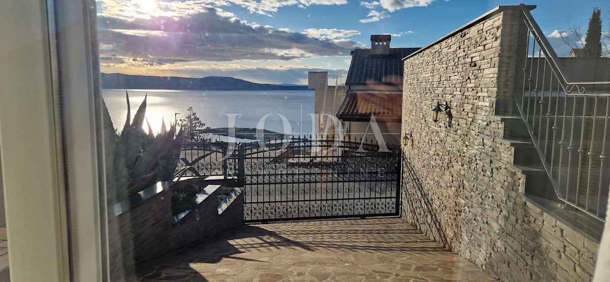 "Vista sul Mare dal Tuo Angolo di Paradiso: Casa Ristrutturata a Klenovica con Due Appartamenti ed un Elegante Giardino!"