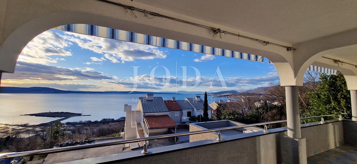 "Vista sul Mare dal Tuo Angolo di Paradiso: Casa Ristrutturata a Klenovica con Due Appartamenti ed un Elegante Giardino!"