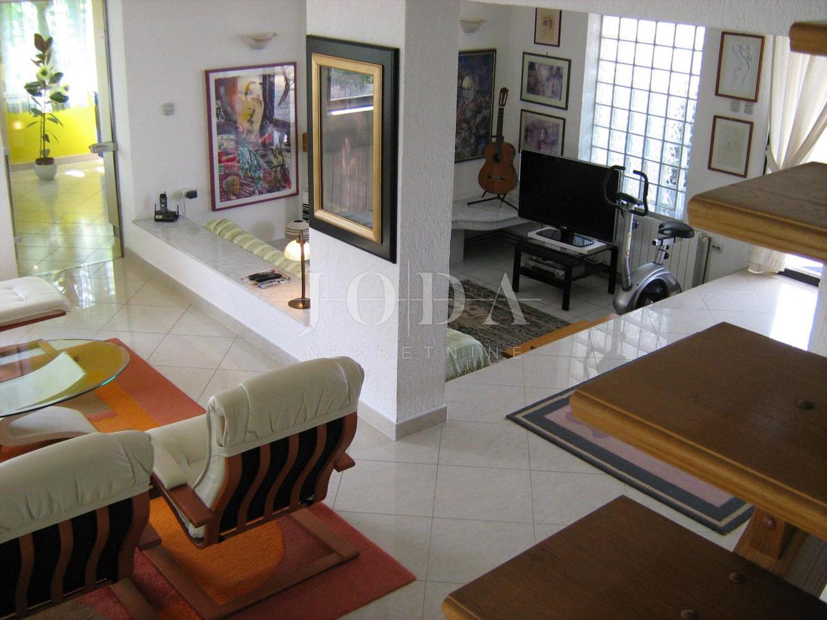 Spaziosa casa con 4 appartamenti - Malinska