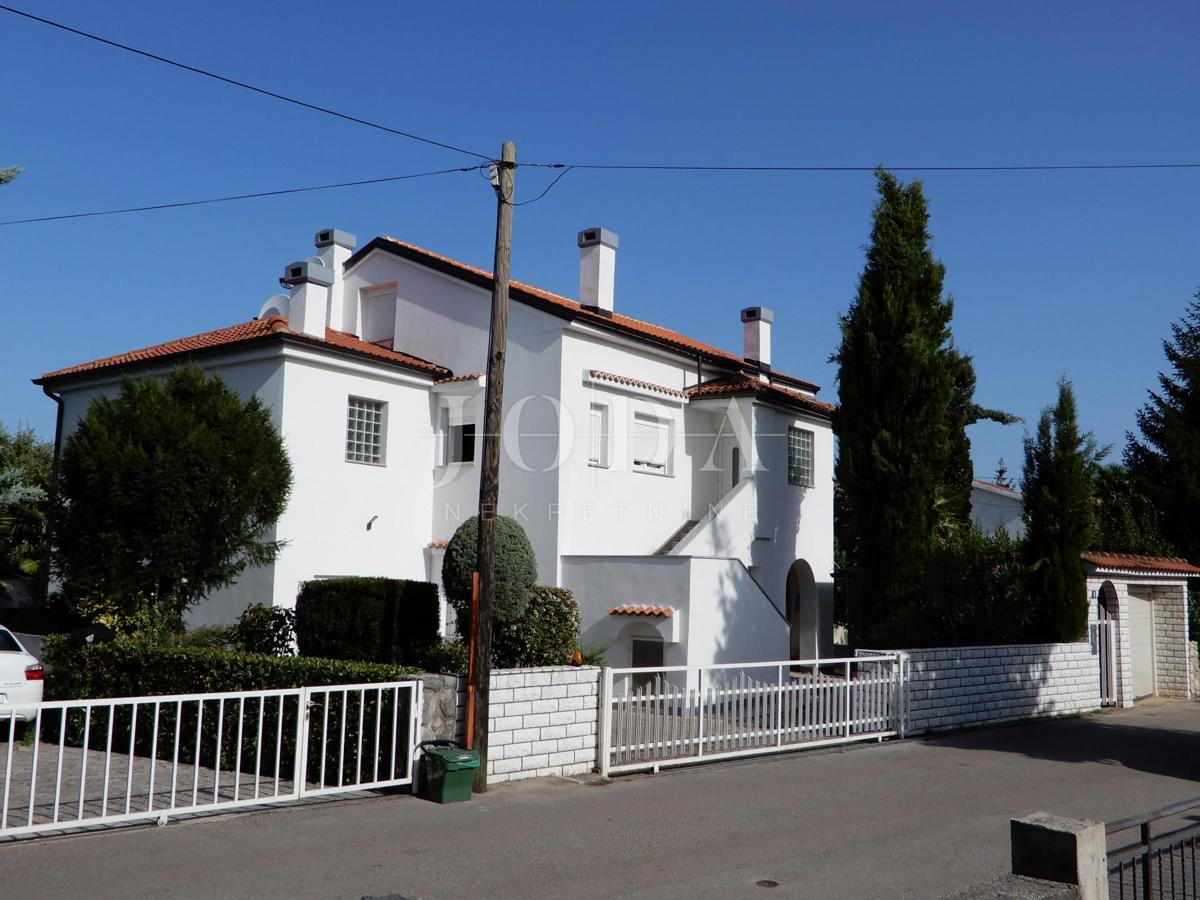 Spaziosa casa con 4 appartamenti - Malinska