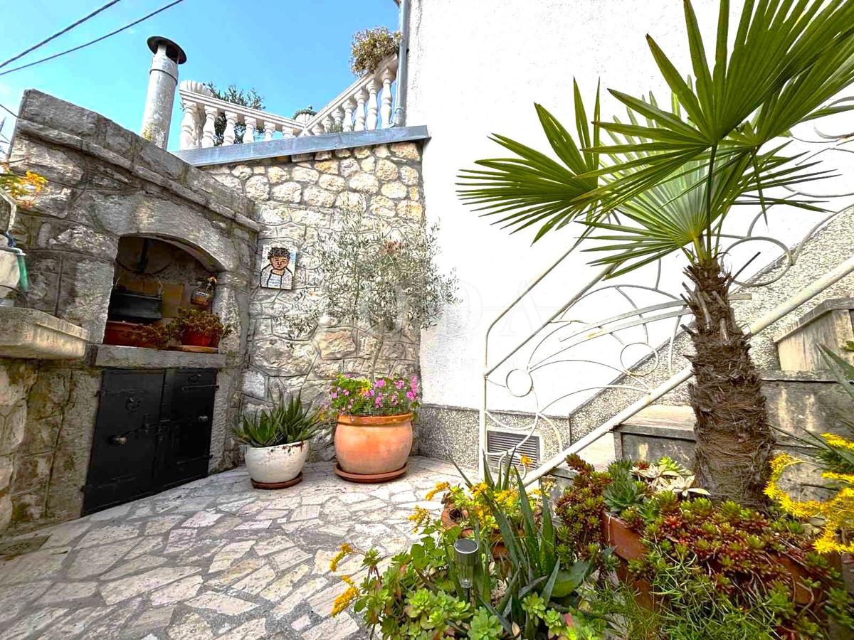 Selce, casa con due appartamenti