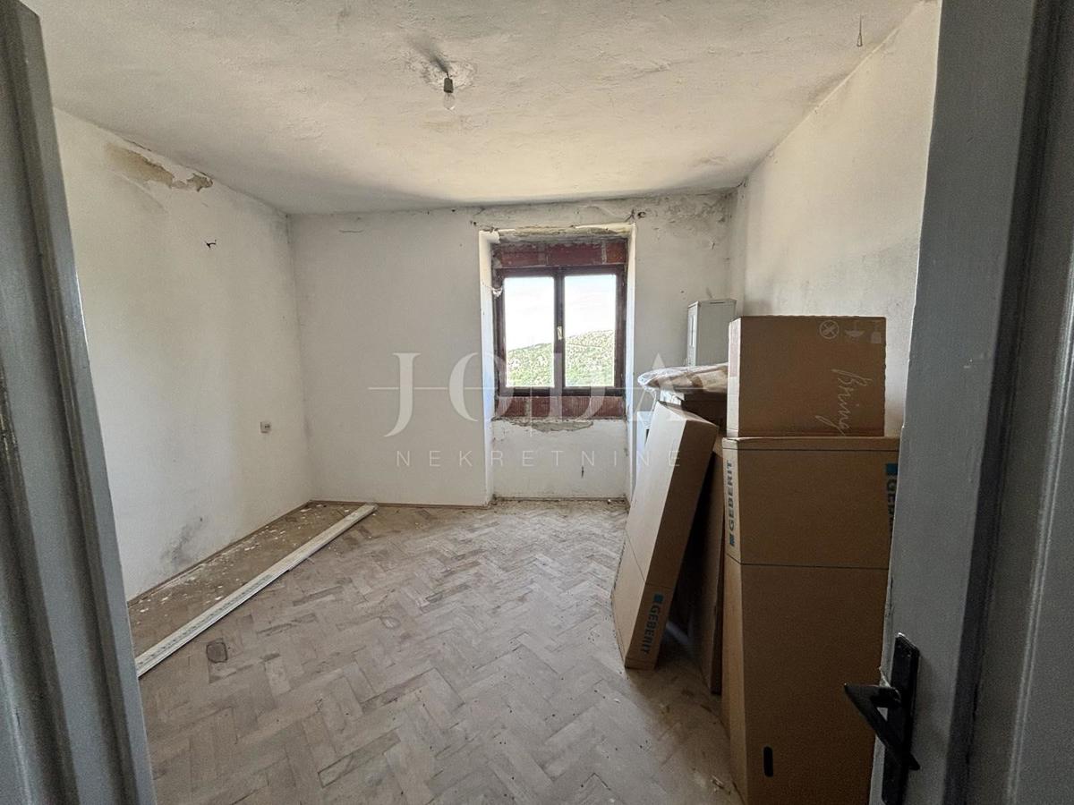 Bribir, casa da ristrutturare con potenziale