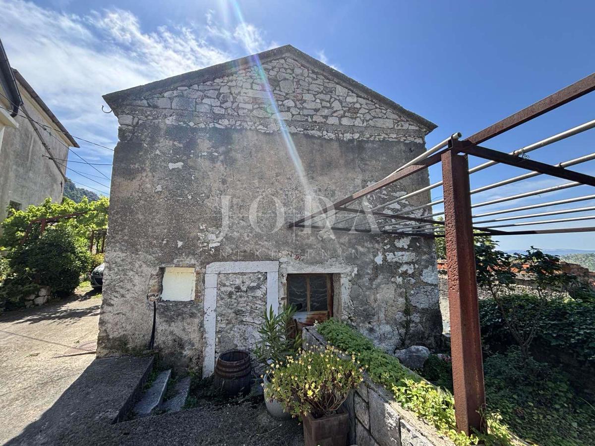 Bribir, casa da ristrutturare con potenziale