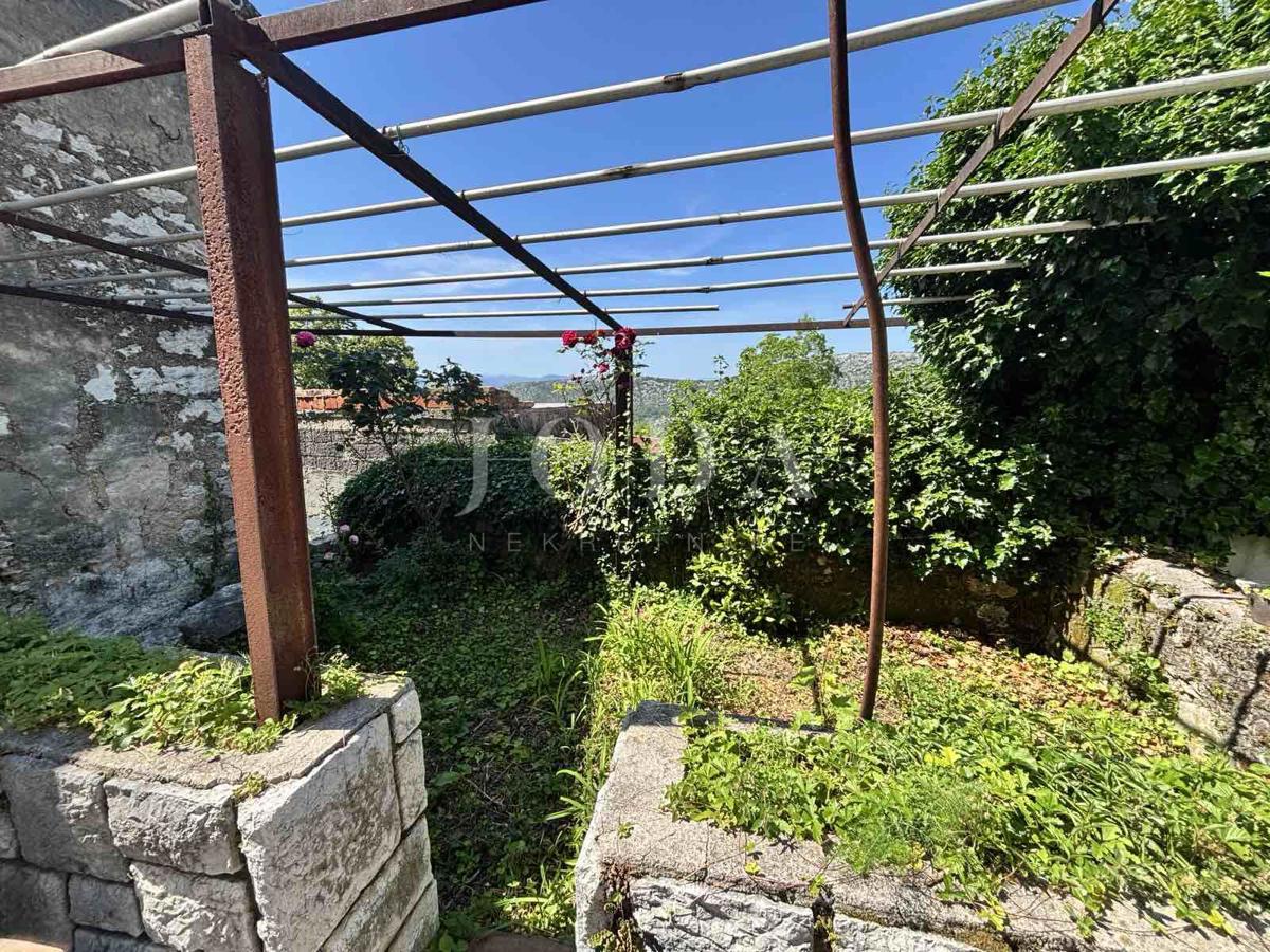 Bribir, casa da ristrutturare con potenziale