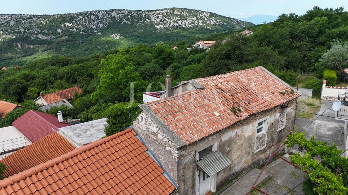 Bribir, casa da ristrutturare con potenziale