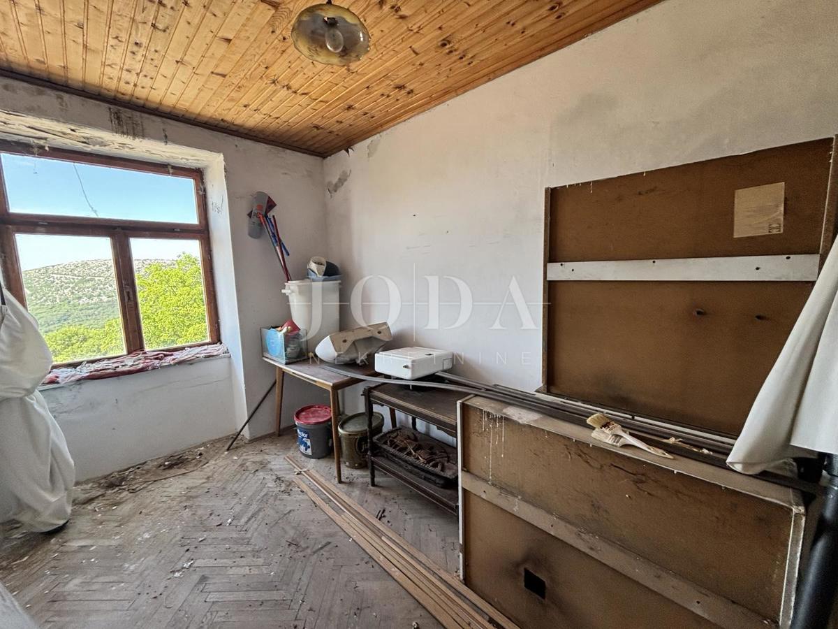 Bribir, casa da ristrutturare con potenziale