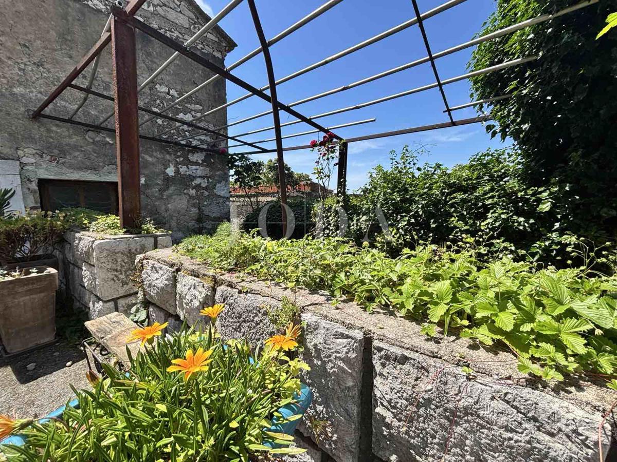 Bribir, casa da ristrutturare con potenziale