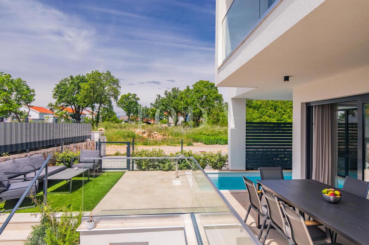 Appartamento con piscina e giardino