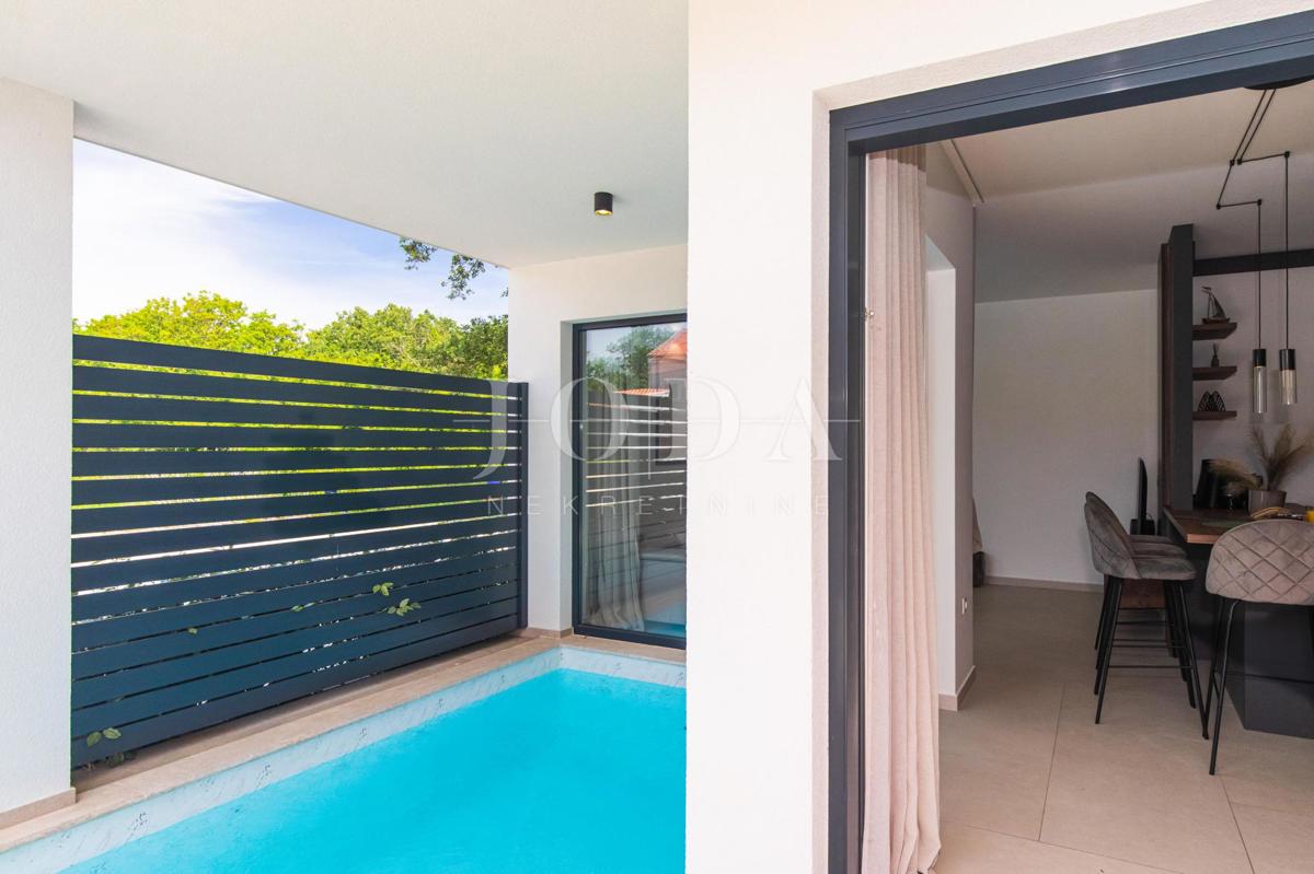 Appartamento con piscina e giardino