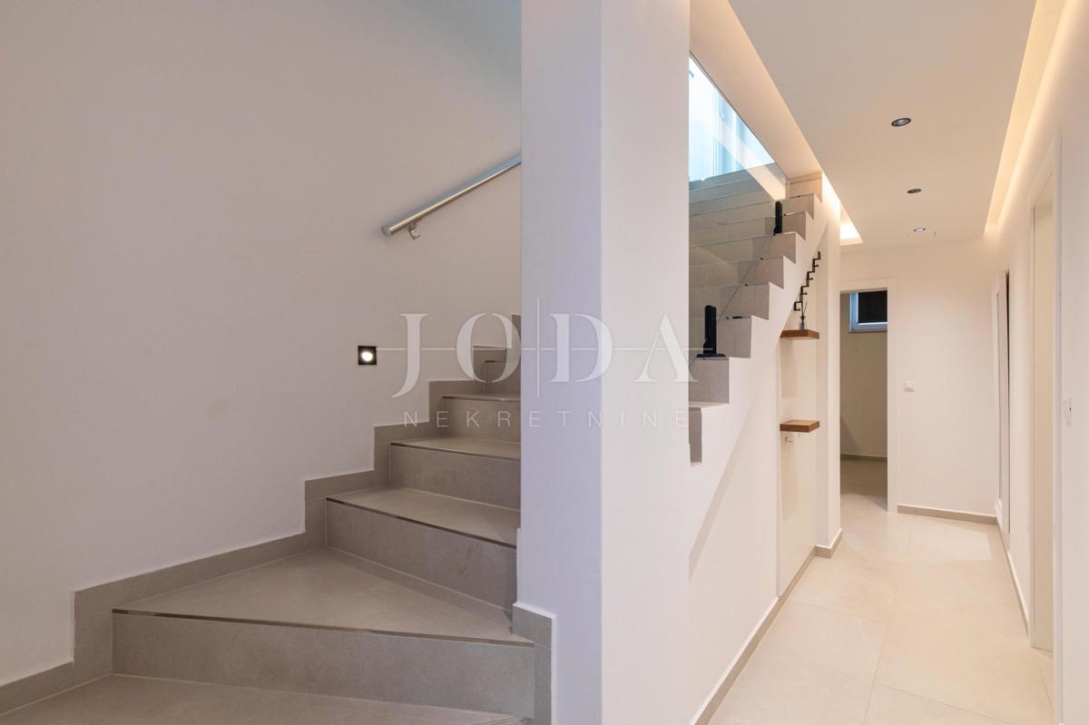 Appartamento con piscina e giardino