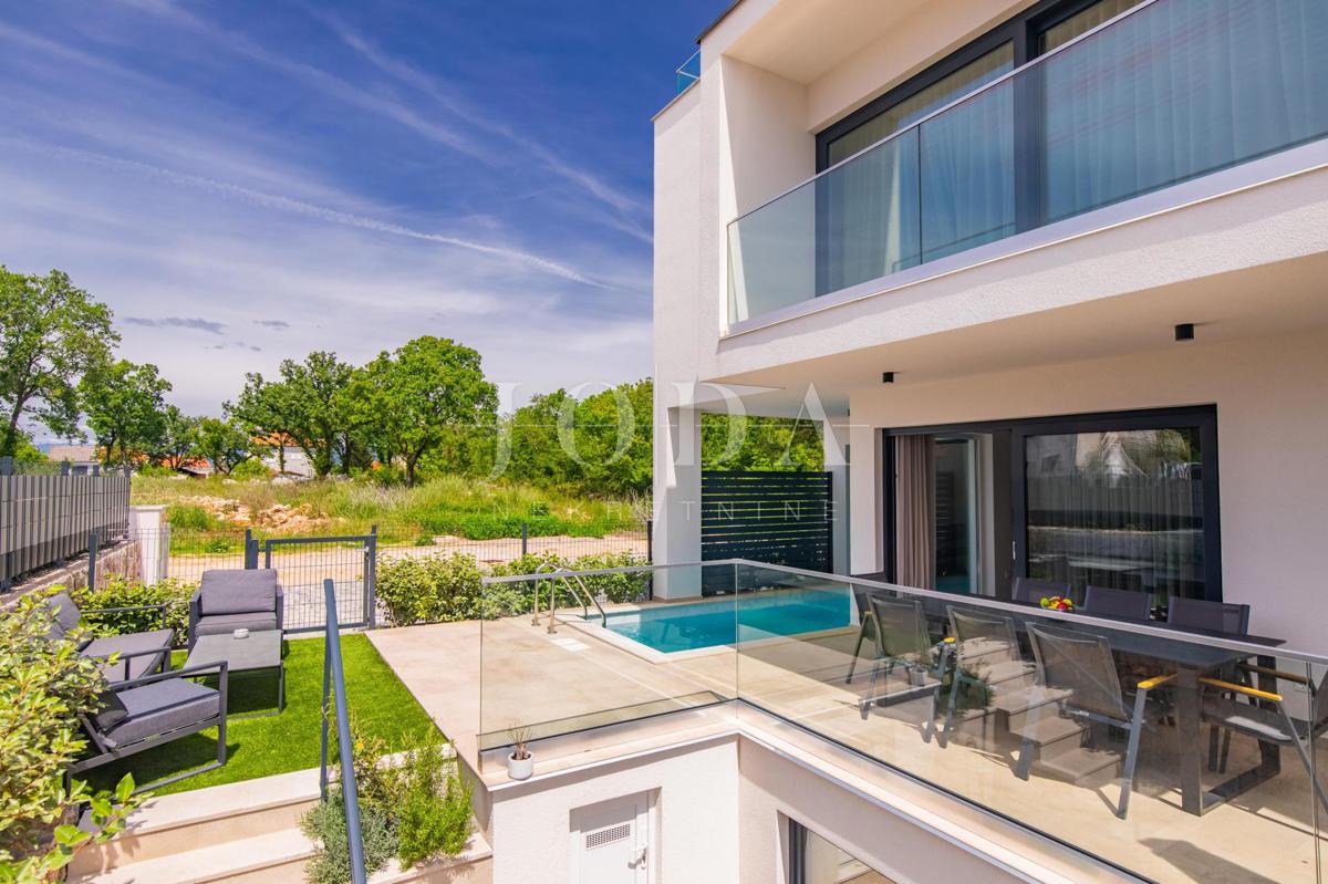 Appartamento con piscina e giardino