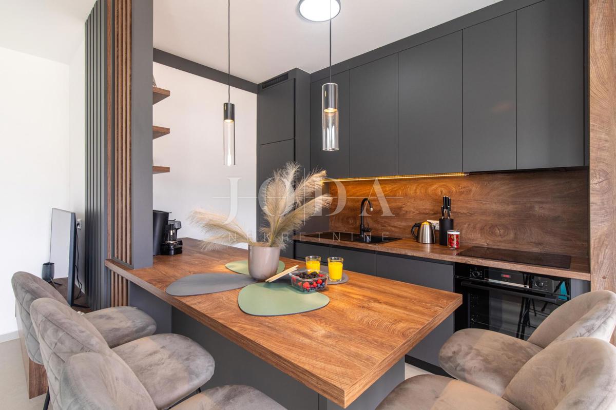 Appartamento con piscina e giardino