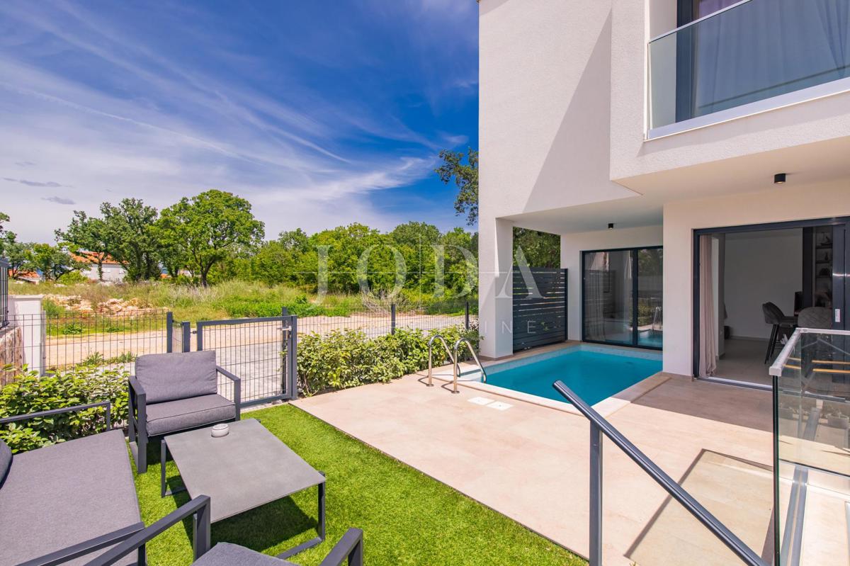 Appartamento con piscina e giardino