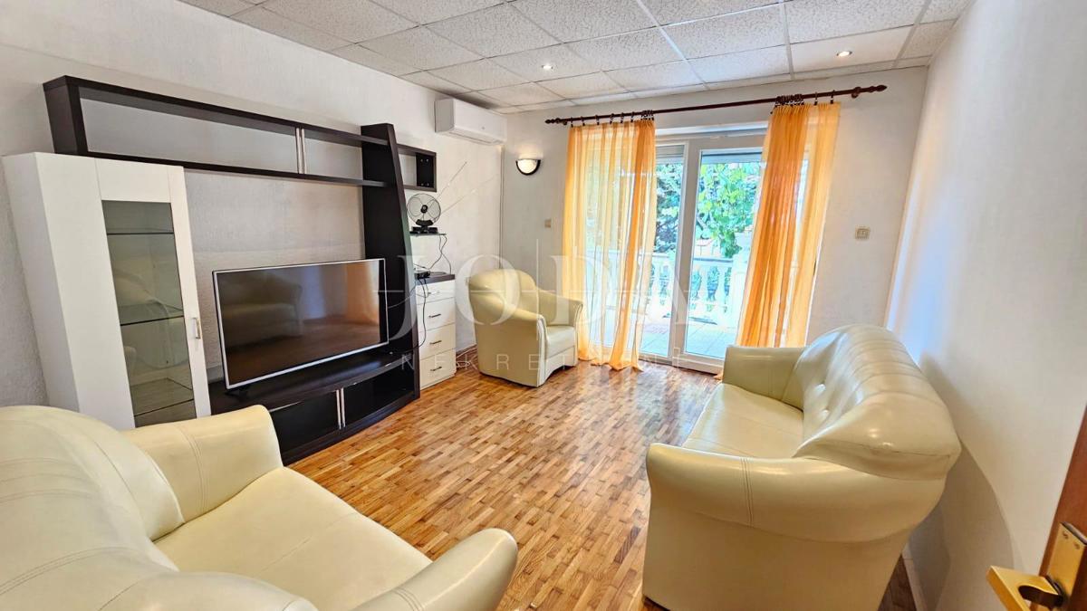 Nuovo appartamento a Vinodol in posizione tranquilla con vista sul mare