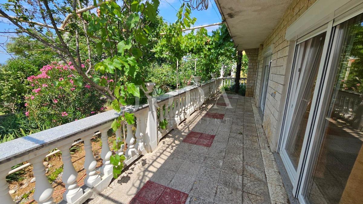 Nuovo appartamento a Vinodol in posizione tranquilla con vista sul mare