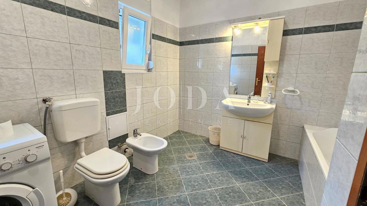 Nuovo appartamento a Vinodol in posizione tranquilla con vista sul mare