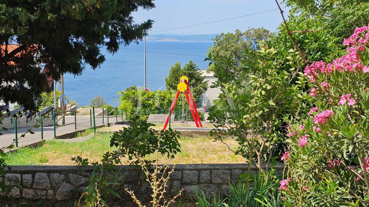 Nuovo appartamento a Vinodol in posizione tranquilla con vista sul mare