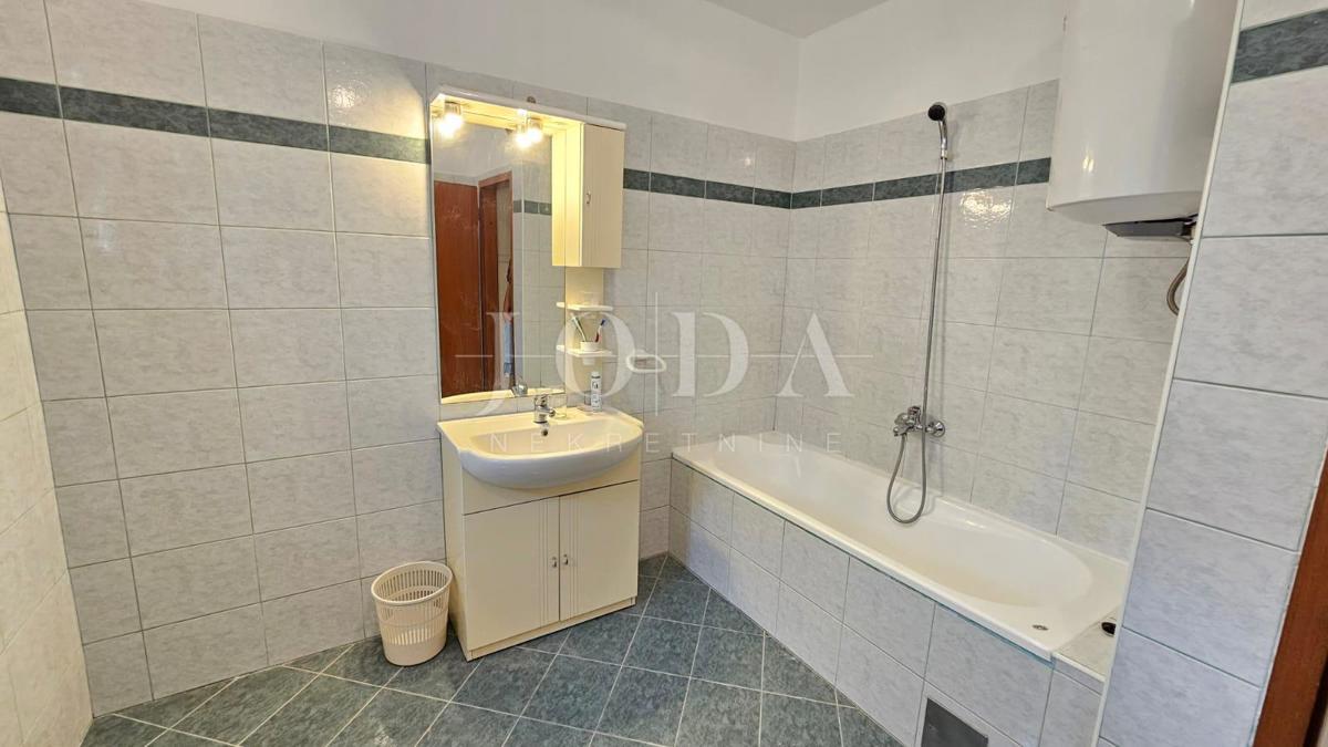 Nuovo appartamento a Vinodol in posizione tranquilla con vista sul mare