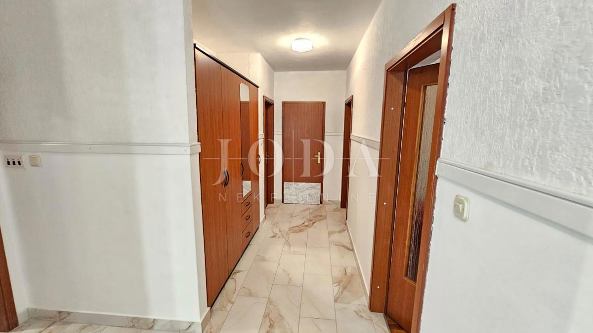 Nuovo appartamento a Vinodol in posizione tranquilla con vista sul mare