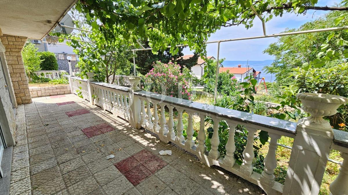 Nuovo appartamento a Vinodol in posizione tranquilla con vista sul mare