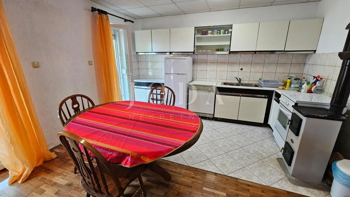 Nuovo appartamento a Vinodol in posizione tranquilla con vista sul mare