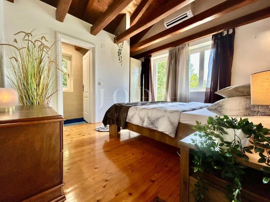 Grižane – Proprietà con due case in pietra e terreno