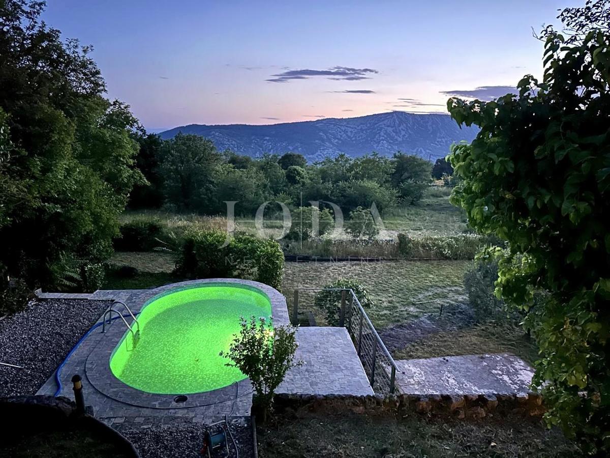 Grižane – Proprietà con due case in pietra e terreno