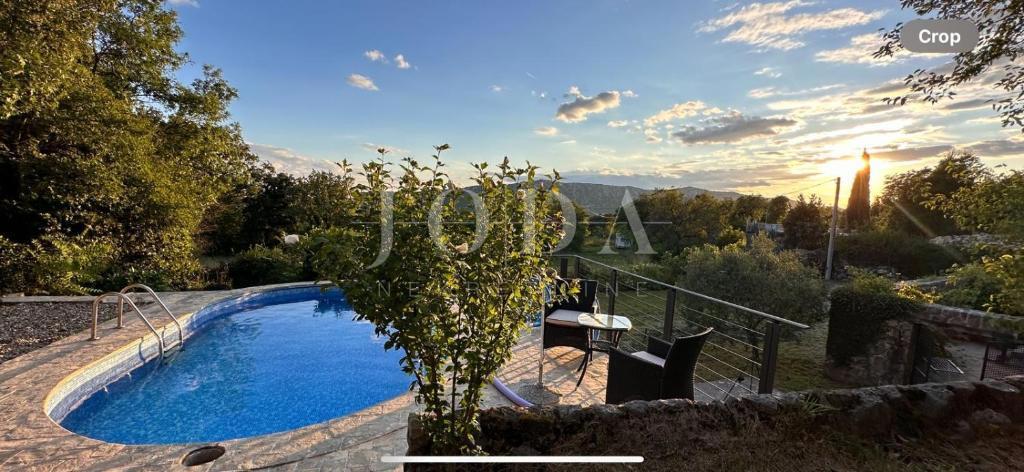 Grižane – Proprietà con due case in pietra e terreno