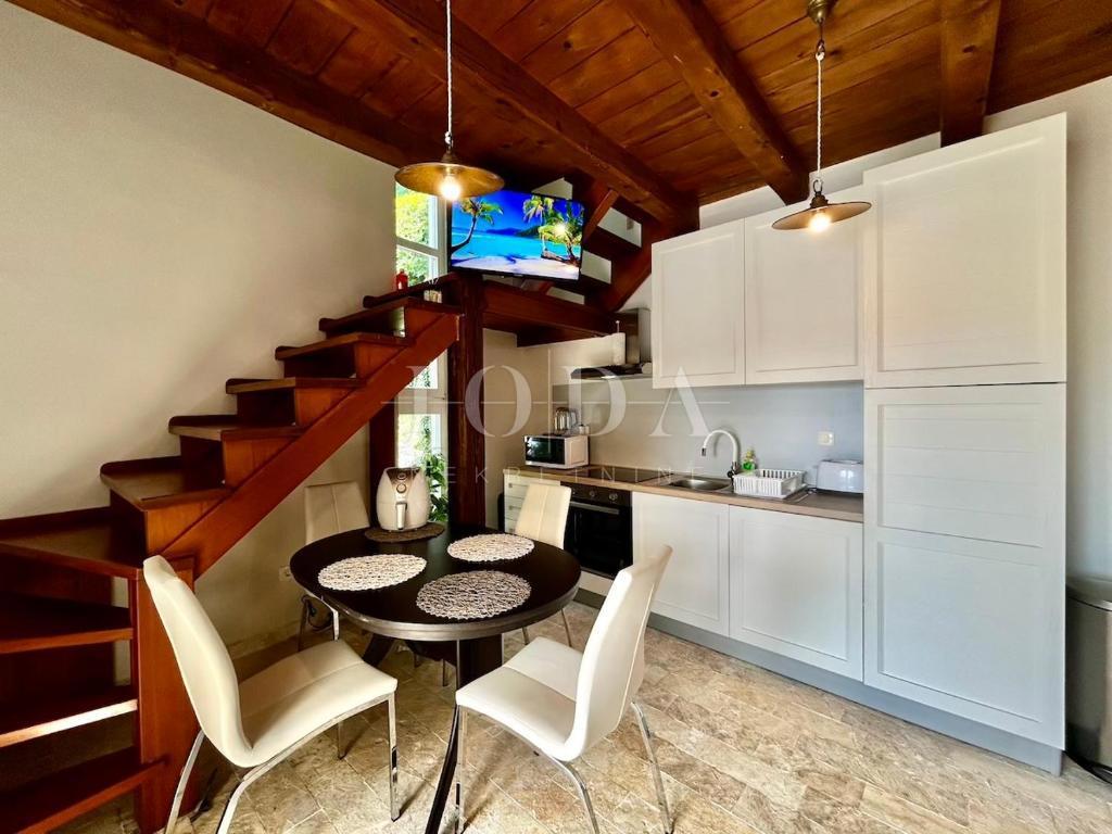 Grižane – Proprietà con due case in pietra e terreno