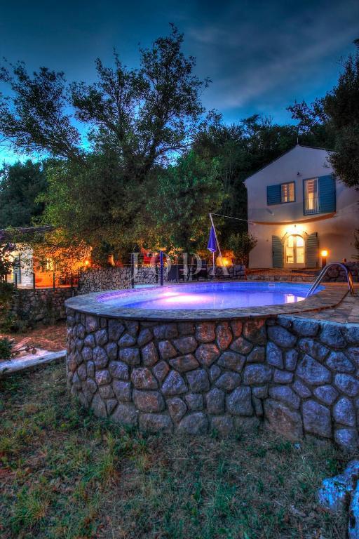 Grižane – Proprietà con due case in pietra e terreno