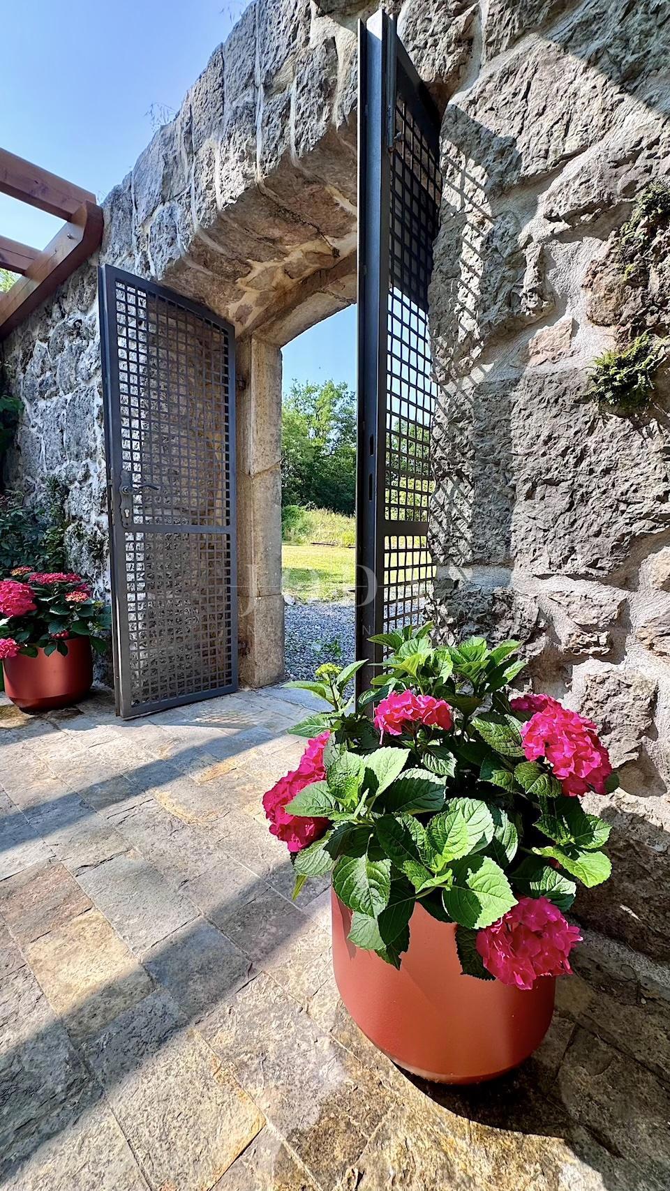 Grižane – Proprietà con due case in pietra e terreno