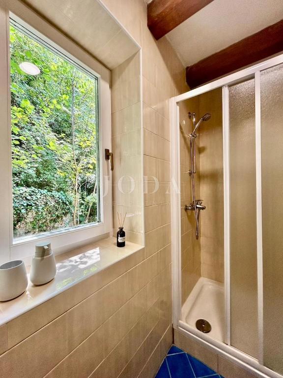 Grižane – Proprietà con due case in pietra e terreno