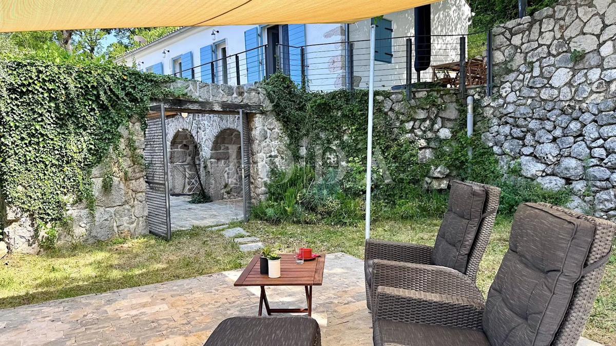 Grižane – Proprietà con due case in pietra e terreno