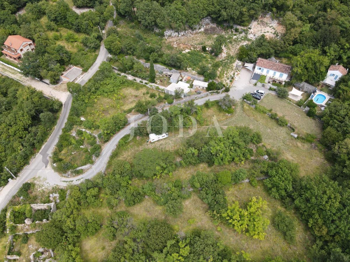 Grižane – Proprietà con due case in pietra e terreno