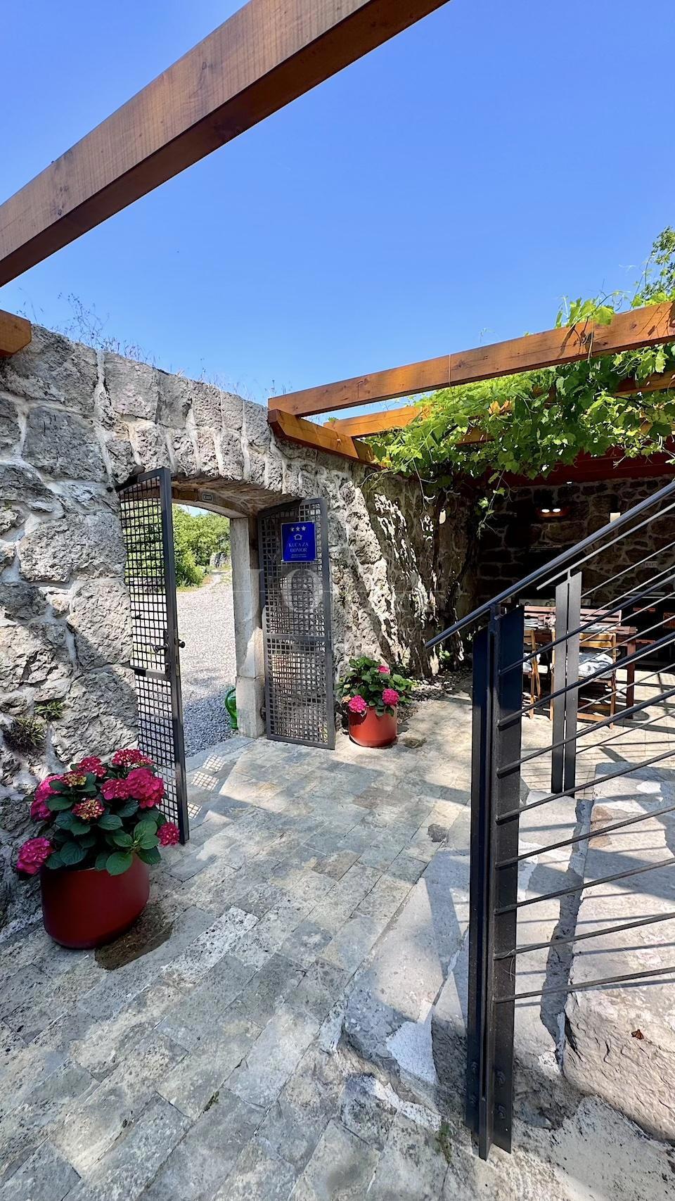 Grižane – Proprietà con due case in pietra e terreno