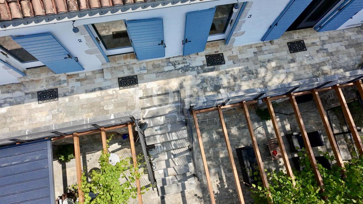 Grižane – Proprietà con due case in pietra e terreno