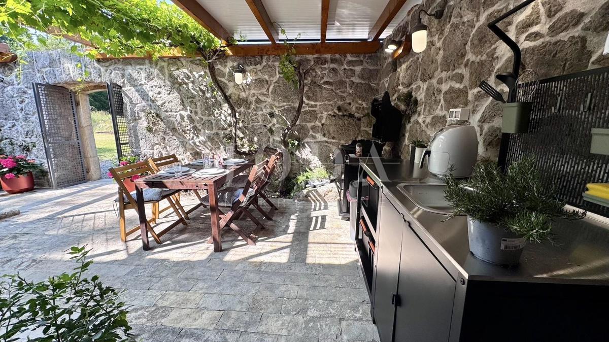 Grižane – Proprietà con due case in pietra e terreno