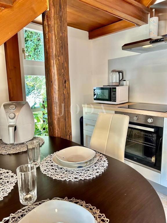 Grižane – Proprietà con due case in pietra e terreno