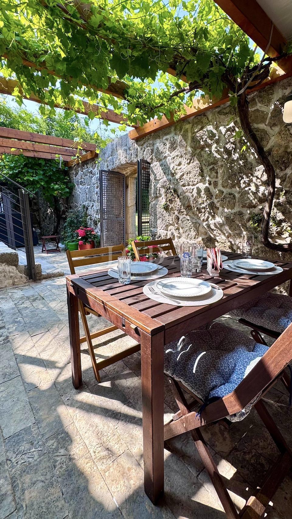 Grižane – Proprietà con due case in pietra e terreno