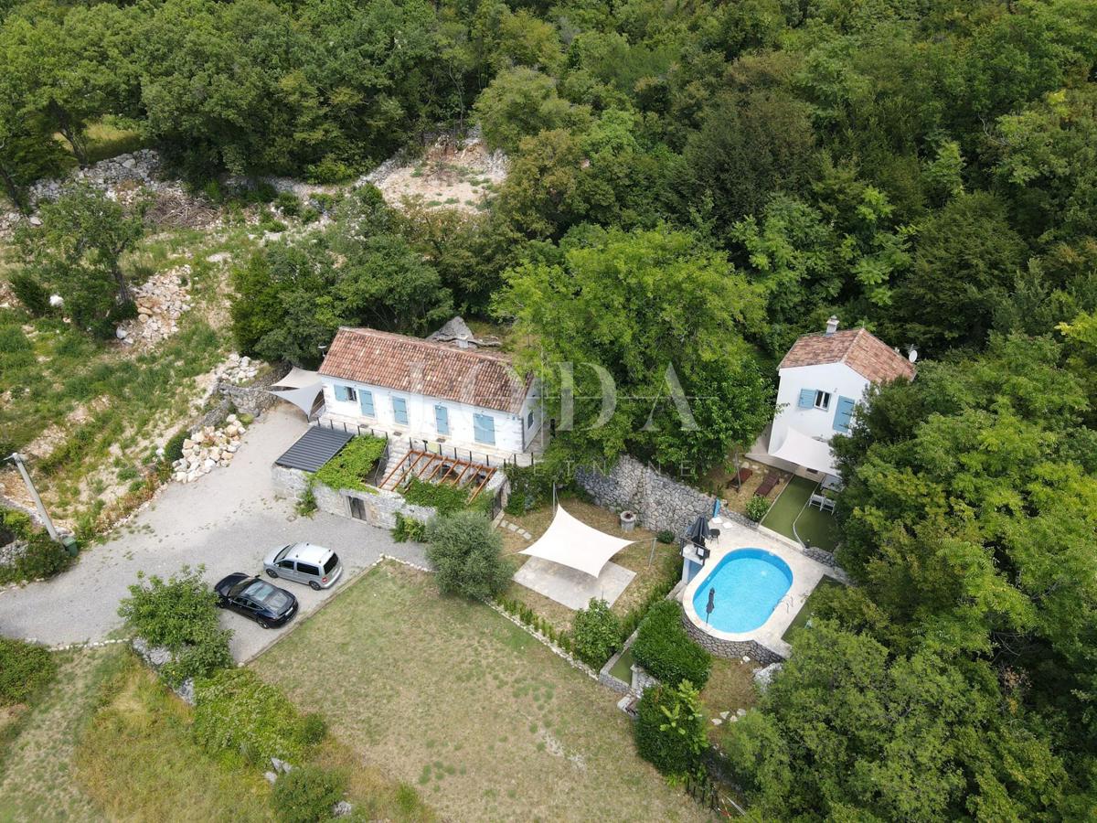 Grižane – Proprietà con due case in pietra e terreno